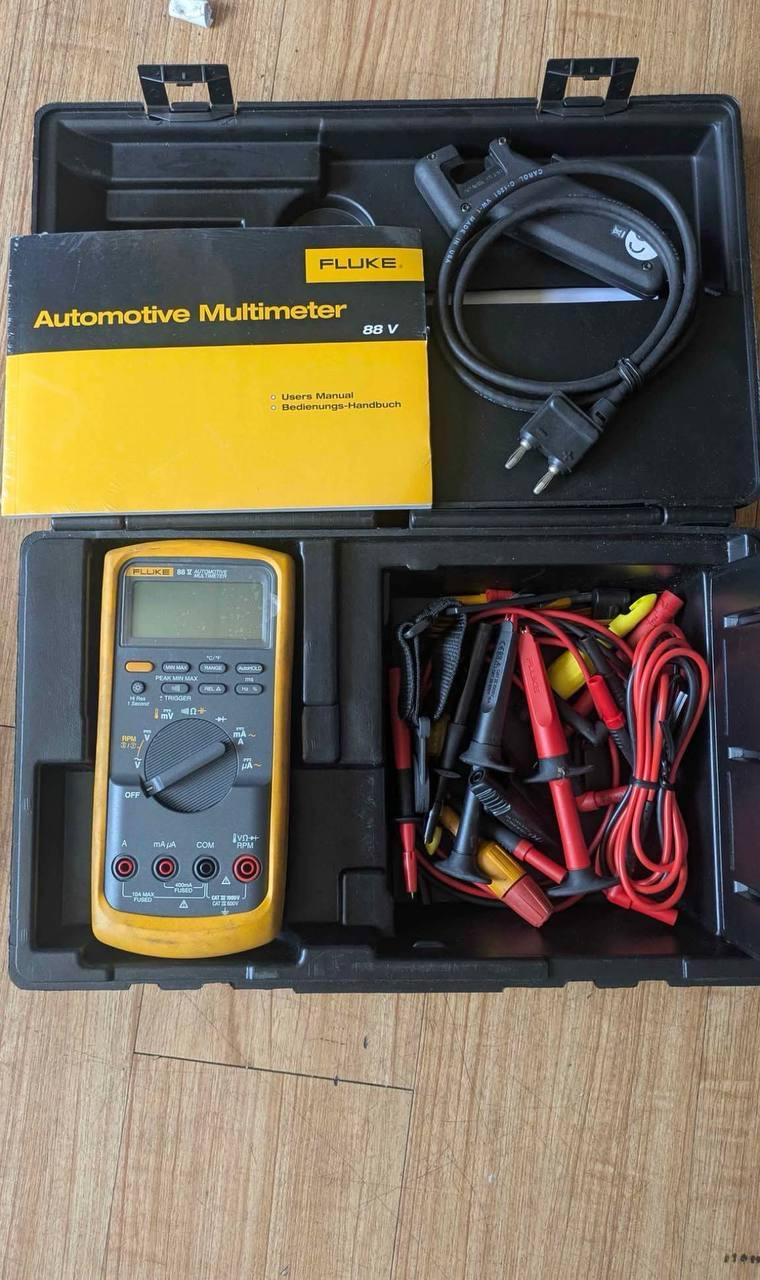 Fluke 88v automotive multimeter Complete Fluke 88V kit with multimeter, test leads, temperature probe, and current clamp