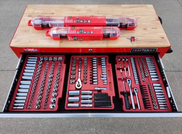 Craftsman roller cabinet 41-inch in a professional garage works..craftsman roller cabinet 41 inch